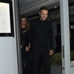 Cheryl Cole (ex Fernandez-Versini) et son nouveau compagnon Liam Payne (One Direction) main dans la main lors de leur sortie au restaurant Salmontini à Londres, le 9 mars 2016. En compagnie de la mère de Cheryl, Joan Callaghan, et d'amis proches, ils ont fêté l'anniversaire de Lily England, l'assistante de Cheryl, qui vient d'avoir 30 ans. Le couple est arrivé vers 20h30, et est reparti vers 1h30 du matin.