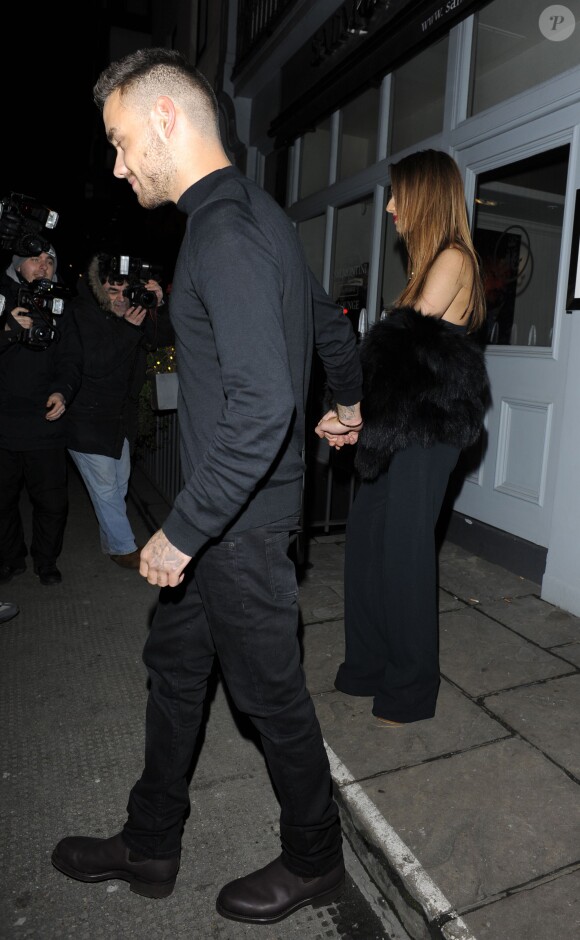 Cheryl Cole (ex Fernandez-Versini) et son nouveau compagnon Liam Payne (One Direction) main dans la main lors de leur sortie au restaurant Salmontini à Londres, le 9 mars 2016. En compagnie de la mère de Cheryl, Joan Callaghan, et d'amis proches, ils ont fêté l'anniversaire de Lily England, l'assistante de Cheryl, qui vient d'avoir 30 ans. Le couple est arrivé vers 20h30, et est reparti vers 1h30 du matin.