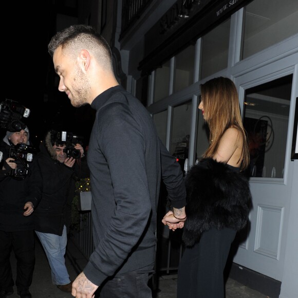 Cheryl Cole (ex Fernandez-Versini) et son nouveau compagnon Liam Payne (One Direction) main dans la main lors de leur sortie au restaurant Salmontini à Londres, le 9 mars 2016. En compagnie de la mère de Cheryl, Joan Callaghan, et d'amis proches, ils ont fêté l'anniversaire de Lily England, l'assistante de Cheryl, qui vient d'avoir 30 ans. Le couple est arrivé vers 20h30, et est reparti vers 1h30 du matin.