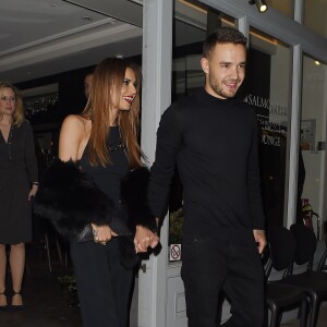 Cheryl Cole (ex Fernandez-Versini) et son nouveau compagnon Liam Payne (One Direction) main dans la main lors de leur sortie au restaurant Salmontini à Londres, le 9 mars 2016. En compagnie de la mère de Cheryl, Joan Callaghan, et d'amis proches, ils ont fêté l'anniversaire de Lily England, l'assistante de Cheryl, qui vient d'avoir 30 ans. Le couple est arrivé vers 20h30, et est reparti vers 1h30 du matin.