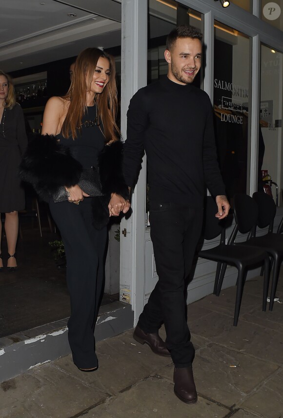 Cheryl Cole (ex Fernandez-Versini) et son nouveau compagnon Liam Payne (One Direction) main dans la main lors de leur sortie au restaurant Salmontini à Londres, le 9 mars 2016. En compagnie de la mère de Cheryl, Joan Callaghan, et d'amis proches, ils ont fêté l'anniversaire de Lily England, l'assistante de Cheryl, qui vient d'avoir 30 ans. Le couple est arrivé vers 20h30, et est reparti vers 1h30 du matin.