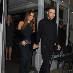 Cheryl Cole (ex Fernandez-Versini) et son nouveau compagnon Liam Payne (One Direction) main dans la main lors de leur sortie au restaurant Salmontini à Londres, le 9 mars 2016. En compagnie de la mère de Cheryl, Joan Callaghan, et d'amis proches, ils ont fêté l'anniversaire de Lily England, l'assistante de Cheryl, qui vient d'avoir 30 ans. Le couple est arrivé vers 20h30, et est reparti vers 1h30 du matin.