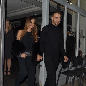 Cheryl Cole (ex Fernandez-Versini) et son nouveau compagnon Liam Payne (One Direction) main dans la main lors de leur sortie au restaurant Salmontini à Londres, le 9 mars 2016. En compagnie de la mère de Cheryl, Joan Callaghan, et d'amis proches, ils ont fêté l'anniversaire de Lily England, l'assistante de Cheryl, qui vient d'avoir 30 ans. Le couple est arrivé vers 20h30, et est reparti vers 1h30 du matin.