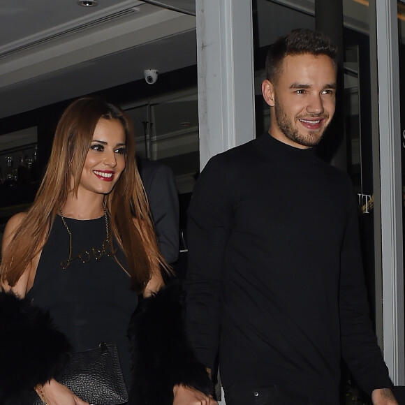 Cheryl Cole (ex Fernandez-Versini) et son nouveau compagnon Liam Payne (One Direction) main dans la main lors de leur sortie au restaurant Salmontini à Londres, le 9 mars 2016. En compagnie de la mère de Cheryl, Joan Callaghan, et d'amis proches, ils ont fêté l'anniversaire de Lily England, l'assistante de Cheryl, qui vient d'avoir 30 ans. Le couple est arrivé vers 20h30, et est reparti vers 1h30 du matin.