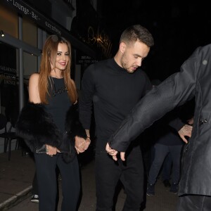 Cheryl Cole (ex Fernandez-Versini) et son nouveau compagnon Liam Payne (One Direction) main dans la main lors de leur sortie au restaurant Salmontini à Londres, le 9 mars 2016. En compagnie de la mère de Cheryl, Joan Callaghan, et d'amis proches, ils ont fêté l'anniversaire de Lily England, l'assistante de Cheryl, qui vient d'avoir 30 ans. Le couple est arrivé vers 20h30, et est reparti vers 1h30 du matin.