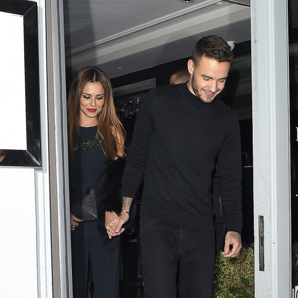 Cheryl Cole (ex Fernandez-Versini) et son nouveau compagnon Liam Payne (One Direction) main dans la main lors de leur sortie au restaurant Salmontini à Londres, le 9 mars 2016. En compagnie de la mère de Cheryl, Joan Callaghan, et d'amis proches, ils ont fêté l'anniversaire de Lily England, l'assistante de Cheryl, qui vient d'avoir 30 ans. Le couple est arrivé vers 20h30, et est reparti vers 1h30 du matin.