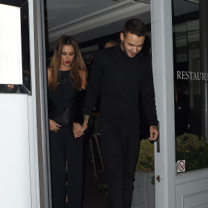 Cheryl Cole (ex Fernandez-Versini) et son nouveau compagnon Liam Payne (One Direction) main dans la main lors de leur sortie au restaurant Salmontini à Londres, le 9 mars 2016. En compagnie de la mère de Cheryl, Joan Callaghan, et d'amis proches, ils ont fêté l'anniversaire de Lily England, l'assistante de Cheryl, qui vient d'avoir 30 ans. Le couple est arrivé vers 20h30, et est reparti vers 1h30 du matin.