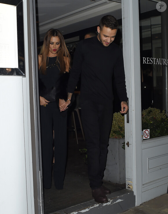 Cheryl Cole (ex Fernandez-Versini) et son nouveau compagnon Liam Payne (One Direction) main dans la main lors de leur sortie au restaurant Salmontini à Londres, le 9 mars 2016. En compagnie de la mère de Cheryl, Joan Callaghan, et d'amis proches, ils ont fêté l'anniversaire de Lily England, l'assistante de Cheryl, qui vient d'avoir 30 ans. Le couple est arrivé vers 20h30, et est reparti vers 1h30 du matin.