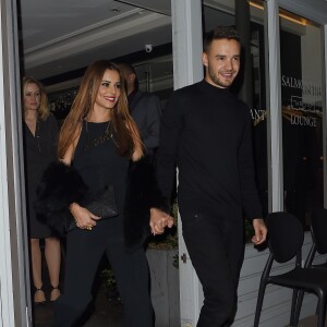 Cheryl Cole (ex Fernandez-Versini) et son nouveau compagnon Liam Payne (One Direction) main dans la main lors de leur sortie au restaurant Salmontini à Londres, le 9 mars 2016. En compagnie de la mère de Cheryl, Joan Callaghan, et d'amis proches, ils ont fêté l'anniversaire de Lily England, l'assistante de Cheryl, qui vient d'avoir 30 ans. Le couple est arrivé vers 20h30, et est reparti vers 1h30 du matin.