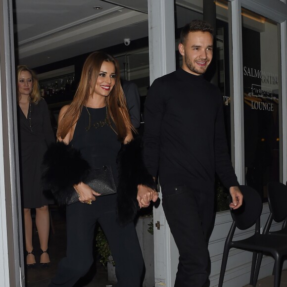 Cheryl Cole (ex Fernandez-Versini) et son nouveau compagnon Liam Payne (One Direction) main dans la main lors de leur sortie au restaurant Salmontini à Londres, le 9 mars 2016. En compagnie de la mère de Cheryl, Joan Callaghan, et d'amis proches, ils ont fêté l'anniversaire de Lily England, l'assistante de Cheryl, qui vient d'avoir 30 ans. Le couple est arrivé vers 20h30, et est reparti vers 1h30 du matin.