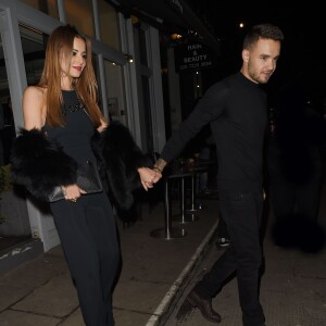 Cheryl Cole (ex Fernandez-Versini) et son nouveau compagnon Liam Payne (One Direction) main dans la main lors de leur sortie au restaurant Salmontini à Londres, le 9 mars 2016. En compagnie de la mère de Cheryl, Joan Callaghan, et d'amis proches, ils ont fêté l'anniversaire de Lily England, l'assistante de Cheryl, qui vient d'avoir 30 ans. Le couple est arrivé vers 20h30, et est reparti vers 1h30 du matin.