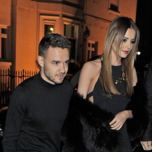 Cheryl Cole (ex Fernandez-Versini) et son nouveau compagnon Liam Payne (One Direction) main dans la main lors de leur sortie au restaurant Salmontini à Londres, le 9 mars 2016. En compagnie de la mère de Cheryl, Joan Callaghan, et d'amis proches, ils ont fêté l'anniversaire de Lily England, l'assistante de Cheryl, qui vient d'avoir 30 ans. Le couple est arrivé vers 20h30, et est reparti vers 1h30 du matin.