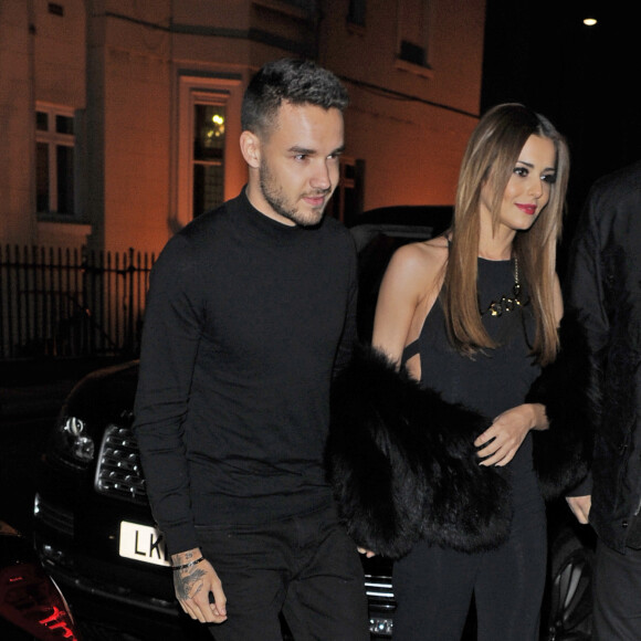 Cheryl Cole (ex Fernandez-Versini) et son nouveau compagnon Liam Payne (One Direction) main dans la main lors de leur sortie au restaurant Salmontini à Londres, le 9 mars 2016. En compagnie de la mère de Cheryl, Joan Callaghan, et d'amis proches, ils ont fêté l'anniversaire de Lily England, l'assistante de Cheryl, qui vient d'avoir 30 ans. Le couple est arrivé vers 20h30, et est reparti vers 1h30 du matin.