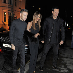 Cheryl Cole (ex Fernandez-Versini) et son nouveau compagnon Liam Payne (One Direction) main dans la main lors de leur sortie au restaurant Salmontini à Londres, le 9 mars 2016. En compagnie de la mère de Cheryl, Joan Callaghan, et d'amis proches, ils ont fêté l'anniversaire de Lily England, l'assistante de Cheryl, qui vient d'avoir 30 ans. Le couple est arrivé vers 20h30, et est reparti vers 1h30 du matin.