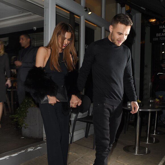 Cheryl Cole (ex Fernandez-Versini) et son nouveau compagnon Liam Payne (One Direction) main dans la main lors de leur sortie au restaurant Salmontini à Londres, le 9 mars 2016. En compagnie de la mère de Cheryl, Joan Callaghan, et d'amis proches, ils ont fêté l'anniversaire de Lily England, l'assistante de Cheryl, qui vient d'avoir 30 ans. Le couple est arrivé vers 20h30, et est reparti vers 1h30 du matin.