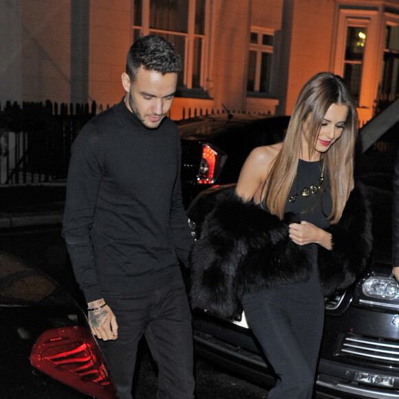 Cheryl Cole (ex Fernandez-Versini) et son nouveau compagnon Liam Payne (One Direction) main dans la main lors de leur sortie au restaurant Salmontini à Londres, le 9 mars 2016. En compagnie de la mère de Cheryl, Joan Callaghan, et d'amis proches, ils ont fêté l'anniversaire de Lily England, l'assistante de Cheryl, qui vient d'avoir 30 ans. Le couple est arrivé vers 20h30, et est reparti vers 1h30 du matin.