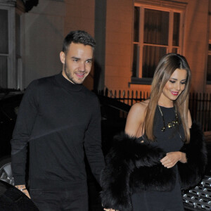 Cheryl Cole (ex Fernandez-Versini) et son nouveau compagnon Liam Payne (One Direction) main dans la main lors de leur sortie au restaurant Salmontini à Londres, le 9 mars 2016. En compagnie de la mère de Cheryl, Joan Callaghan, et d'amis proches, ils ont fêté l'anniversaire de Lily England, l'assistante de Cheryl, qui vient d'avoir 30 ans. Le couple est arrivé vers 20h30, et est reparti vers 1h30 du matin.