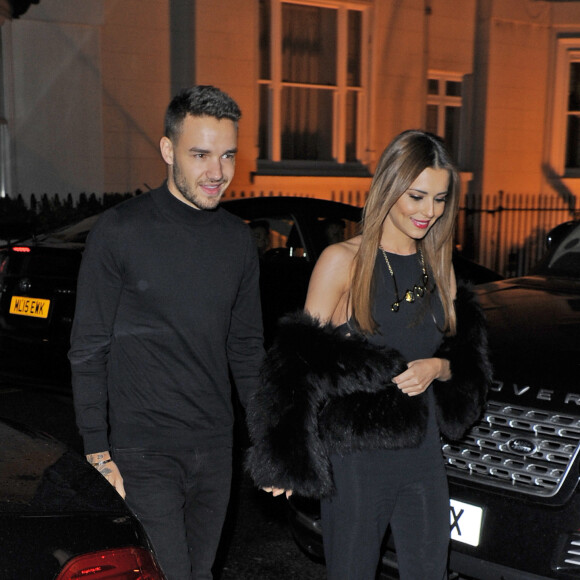 Cheryl Cole (ex Fernandez-Versini) et son nouveau compagnon Liam Payne (One Direction) main dans la main lors de leur sortie au restaurant Salmontini à Londres, le 9 mars 2016. En compagnie de la mère de Cheryl, Joan Callaghan, et d'amis proches, ils ont fêté l'anniversaire de Lily England, l'assistante de Cheryl, qui vient d'avoir 30 ans. Le couple est arrivé vers 20h30, et est reparti vers 1h30 du matin.