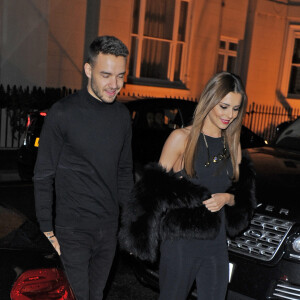 Cheryl Cole (ex Fernandez-Versini) et son nouveau compagnon Liam Payne (One Direction) main dans la main lors de leur sortie au restaurant Salmontini à Londres, le 9 mars 2016. En compagnie de la mère de Cheryl, Joan Callaghan, et d'amis proches, ils ont fêté l'anniversaire de Lily England, l'assistante de Cheryl, qui vient d'avoir 30 ans. Le couple est arrivé vers 20h30, et est reparti vers 1h30 du matin.