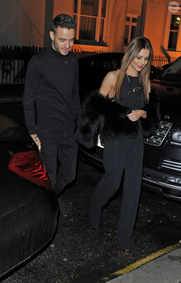 Cheryl Cole (ex Fernandez-Versini) et son nouveau compagnon Liam Payne (One Direction) main dans la main lors de leur sortie au restaurant Salmontini à Londres, le 9 mars 2016. En compagnie de la mère de Cheryl, Joan Callaghan, et d'amis proches, ils ont fêté l'anniversaire de Lily England, l'assistante de Cheryl, qui vient d'avoir 30 ans. Le couple est arrivé vers 20h30, et est reparti vers 1h30 du matin.