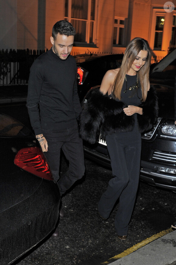 Cheryl Cole (ex Fernandez-Versini) et son nouveau compagnon Liam Payne (One Direction) main dans la main lors de leur sortie au restaurant Salmontini à Londres, le 9 mars 2016. En compagnie de la mère de Cheryl, Joan Callaghan, et d'amis proches, ils ont fêté l'anniversaire de Lily England, l'assistante de Cheryl, qui vient d'avoir 30 ans. Le couple est arrivé vers 20h30, et est reparti vers 1h30 du matin.