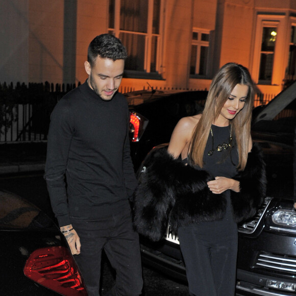 Cheryl Cole (ex Fernandez-Versini) et son nouveau compagnon Liam Payne (One Direction) main dans la main lors de leur sortie au restaurant Salmontini à Londres, le 9 mars 2016. En compagnie de la mère de Cheryl, Joan Callaghan, et d'amis proches, ils ont fêté l'anniversaire de Lily England, l'assistante de Cheryl, qui vient d'avoir 30 ans. Le couple est arrivé vers 20h30, et est reparti vers 1h30 du matin.