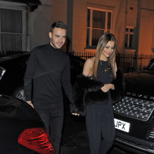 Cheryl Cole (ex Fernandez-Versini) et son nouveau compagnon Liam Payne (One Direction) main dans la main lors de leur sortie au restaurant Salmontini à Londres, le 9 mars 2016. En compagnie de la mère de Cheryl, Joan Callaghan, et d'amis proches, ils ont fêté l'anniversaire de Lily England, l'assistante de Cheryl, qui vient d'avoir 30 ans. Le couple est arrivé vers 20h30, et est reparti vers 1h30 du matin.