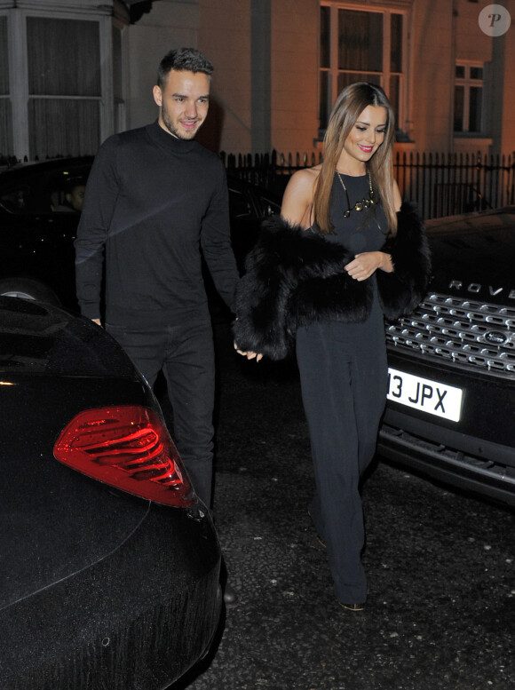 Cheryl Cole (ex Fernandez-Versini) et son nouveau compagnon Liam Payne (One Direction) main dans la main lors de leur sortie au restaurant Salmontini à Londres, le 9 mars 2016. En compagnie de la mère de Cheryl, Joan Callaghan, et d'amis proches, ils ont fêté l'anniversaire de Lily England, l'assistante de Cheryl, qui vient d'avoir 30 ans. Le couple est arrivé vers 20h30, et est reparti vers 1h30 du matin.