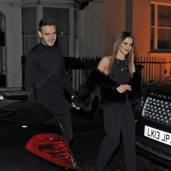 Cheryl Cole (ex Fernandez-Versini) et son nouveau compagnon Liam Payne (One Direction) main dans la main lors de leur sortie au restaurant Salmontini à Londres, le 9 mars 2016. En compagnie de la mère de Cheryl, Joan Callaghan, et d'amis proches, ils ont fêté l'anniversaire de Lily England, l'assistante de Cheryl, qui vient d'avoir 30 ans. Le couple est arrivé vers 20h30, et est reparti vers 1h30 du matin.