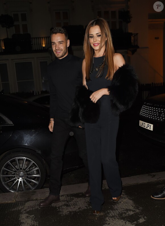 Cheryl Cole (ex Fernandez-Versini) et son nouveau compagnon Liam Payne (One Direction) main dans la main lors de leur sortie au restaurant Salmontini à Londres, le 9 mars 2016. En compagnie de la mère de Cheryl, Joan Callaghan, et d'amis proches, ils ont fêté l'anniversaire de Lily England, l'assistante de Cheryl, qui vient d'avoir 30 ans. Le couple est arrivé vers 20h30, et est reparti vers 1h30 du matin.