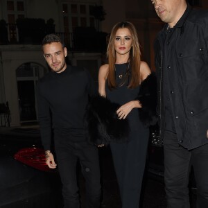 Cheryl Cole (ex Fernandez-Versini) et son nouveau compagnon Liam Payne (One Direction) main dans la main lors de leur sortie au restaurant Salmontini à Londres, le 9 mars 2016. En compagnie de la mère de Cheryl, Joan Callaghan, et d'amis proches, ils ont fêté l'anniversaire de Lily England, l'assistante de Cheryl, qui vient d'avoir 30 ans. Le couple est arrivé vers 20h30, et est reparti vers 1h30 du matin.