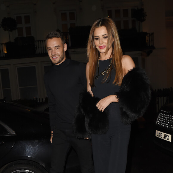 Cheryl Cole (ex Fernandez-Versini) et son nouveau compagnon Liam Payne (One Direction) main dans la main lors de leur sortie au restaurant Salmontini à Londres, le 9 mars 2016. En compagnie de la mère de Cheryl, Joan Callaghan, et d'amis proches, ils ont fêté l'anniversaire de Lily England, l'assistante de Cheryl, qui vient d'avoir 30 ans. Le couple est arrivé vers 20h30, et est reparti vers 1h30 du matin.