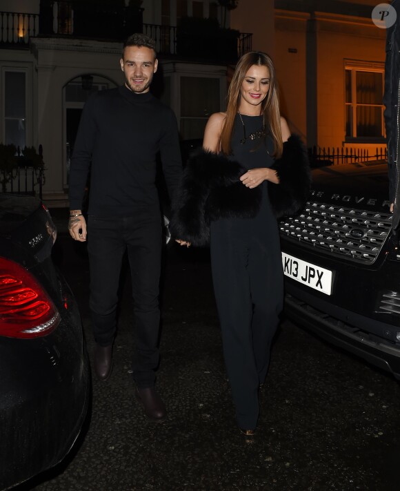 Cheryl Cole (ex Fernandez-Versini) et son nouveau compagnon Liam Payne (One Direction) main dans la main lors de leur sortie au restaurant Salmontini à Londres, le 9 mars 2016. En compagnie de la mère de Cheryl, Joan Callaghan, et d'amis proches, ils ont fêté l'anniversaire de Lily England, l'assistante de Cheryl, qui vient d'avoir 30 ans. Le couple est arrivé vers 20h30, et est reparti vers 1h30 du matin.