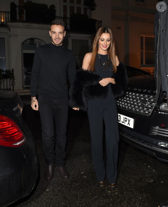 Cheryl Cole (ex Fernandez-Versini) et son nouveau compagnon Liam Payne (One Direction) main dans la main lors de leur sortie au restaurant Salmontini à Londres, le 9 mars 2016. En compagnie de la mère de Cheryl, Joan Callaghan, et d'amis proches, ils ont fêté l'anniversaire de Lily England, l'assistante de Cheryl, qui vient d'avoir 30 ans. Le couple est arrivé vers 20h30, et est reparti vers 1h30 du matin.