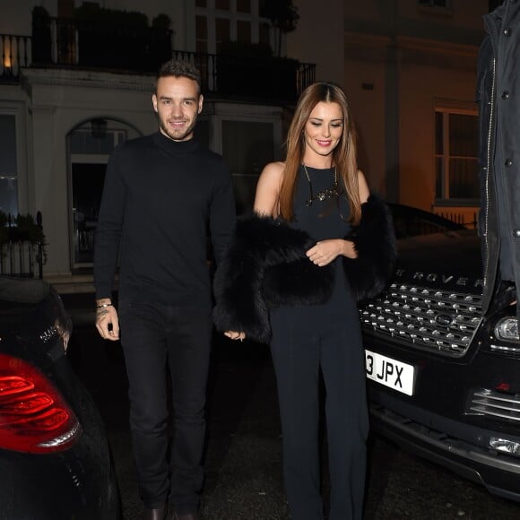 Cheryl Cole (ex Fernandez-Versini) et son nouveau compagnon Liam Payne (One Direction) main dans la main lors de leur sortie au restaurant Salmontini à Londres, le 9 mars 2016. En compagnie de la mère de Cheryl, Joan Callaghan, et d'amis proches, ils ont fêté l'anniversaire de Lily England, l'assistante de Cheryl, qui vient d'avoir 30 ans. Le couple est arrivé vers 20h30, et est reparti vers 1h30 du matin.