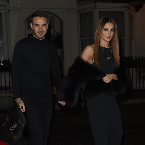 Cheryl Cole (ex Fernandez-Versini) et son nouveau compagnon Liam Payne (One Direction) main dans la main lors de leur sortie au restaurant Salmontini à Londres, le 9 mars 2016. En compagnie de la mère de Cheryl, Joan Callaghan, et d'amis proches, ils ont fêté l'anniversaire de Lily England, l'assistante de Cheryl, qui vient d'avoir 30 ans. Le couple est arrivé vers 20h30, et est reparti vers 1h30 du matin.