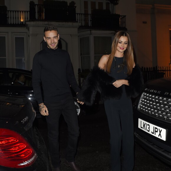 Cheryl Cole (ex Fernandez-Versini) et son nouveau compagnon Liam Payne (One Direction) main dans la main lors de leur sortie au restaurant Salmontini à Londres, le 9 mars 2016. En compagnie de la mère de Cheryl, Joan Callaghan, et d'amis proches, ils ont fêté l'anniversaire de Lily England, l'assistante de Cheryl, qui vient d'avoir 30 ans. Le couple est arrivé vers 20h30, et est reparti vers 1h30 du matin.