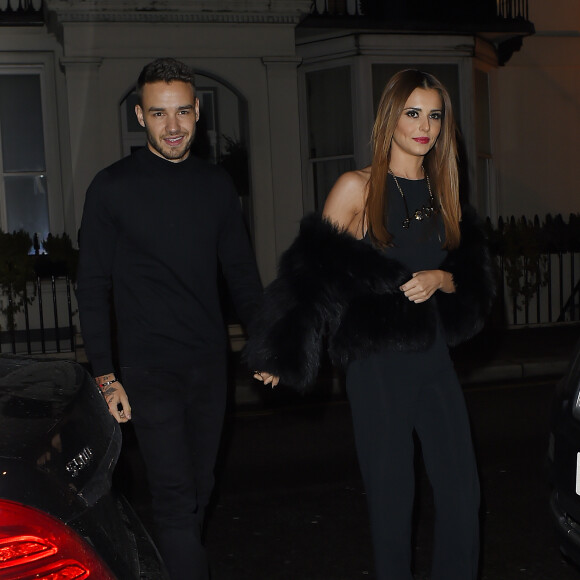 Cheryl Cole (ex Fernandez-Versini) et son nouveau compagnon Liam Payne (One Direction) main dans la main lors de leur sortie au restaurant Salmontini à Londres, le 9 mars 2016. En compagnie de la mère de Cheryl, Joan Callaghan, et d'amis proches, ils ont fêté l'anniversaire de Lily England, l'assistante de Cheryl, qui vient d'avoir 30 ans. Le couple est arrivé vers 20h30, et est reparti vers 1h30 du matin.