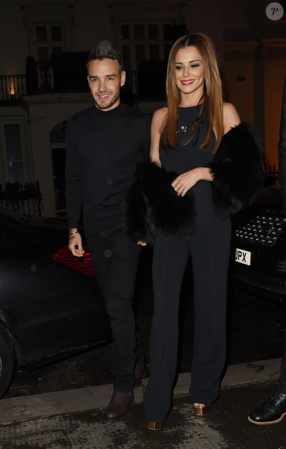 Cheryl Cole (ex Fernandez-Versini) et son nouveau compagnon Liam Payne (One Direction) main dans la main lors de leur sortie au restaurant Salmontini à Londres, le 9 mars 2016. En compagnie de la mère de Cheryl, Joan Callaghan, et d'amis proches, ils ont fêté l'anniversaire de Lily England, l'assistante de Cheryl, qui vient d'avoir 30 ans. Le couple est arrivé vers 20h30, et est reparti vers 1h30 du matin.