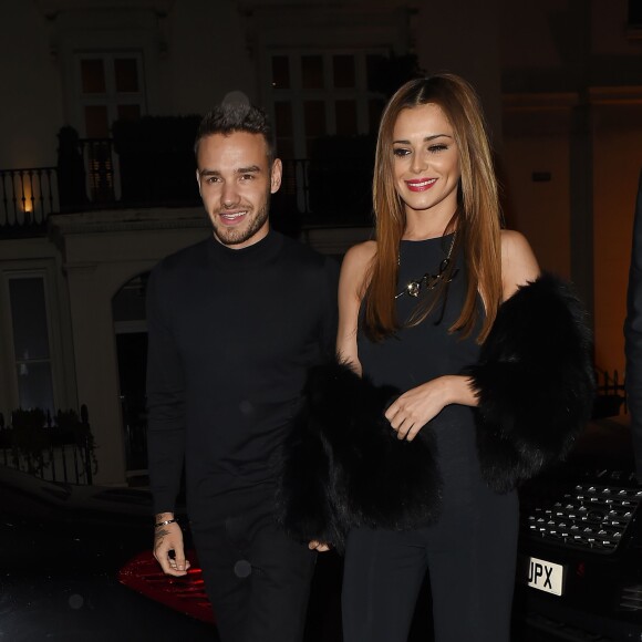 Cheryl Cole (ex Fernandez-Versini) et son nouveau compagnon Liam Payne (One Direction) main dans la main lors de leur sortie au restaurant Salmontini à Londres, le 9 mars 2016. En compagnie de la mère de Cheryl, Joan Callaghan, et d'amis proches, ils ont fêté l'anniversaire de Lily England, l'assistante de Cheryl, qui vient d'avoir 30 ans. Le couple est arrivé vers 20h30, et est reparti vers 1h30 du matin.