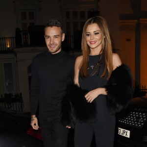 Cheryl Cole (ex Fernandez-Versini) et son nouveau compagnon Liam Payne (One Direction) main dans la main lors de leur sortie au restaurant Salmontini à Londres, le 9 mars 2016. En compagnie de la mère de Cheryl, Joan Callaghan, et d'amis proches, ils ont fêté l'anniversaire de Lily England, l'assistante de Cheryl, qui vient d'avoir 30 ans. Le couple est arrivé vers 20h30, et est reparti vers 1h30 du matin.