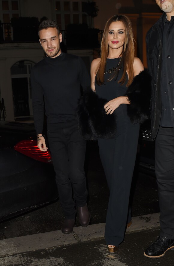 Cheryl Cole (ex Fernandez-Versini) et son nouveau compagnon Liam Payne (One Direction) main dans la main lors de leur sortie au restaurant Salmontini à Londres, le 9 mars 2016. En compagnie de la mère de Cheryl, Joan Callaghan, et d'amis proches, ils ont fêté l'anniversaire de Lily England, l'assistante de Cheryl, qui vient d'avoir 30 ans. Le couple est arrivé vers 20h30, et est reparti vers 1h30 du matin.