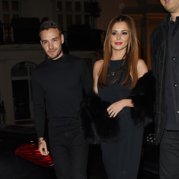 Cheryl Cole (ex Fernandez-Versini) et son nouveau compagnon Liam Payne (One Direction) main dans la main lors de leur sortie au restaurant Salmontini à Londres, le 9 mars 2016. En compagnie de la mère de Cheryl, Joan Callaghan, et d'amis proches, ils ont fêté l'anniversaire de Lily England, l'assistante de Cheryl, qui vient d'avoir 30 ans. Le couple est arrivé vers 20h30, et est reparti vers 1h30 du matin.