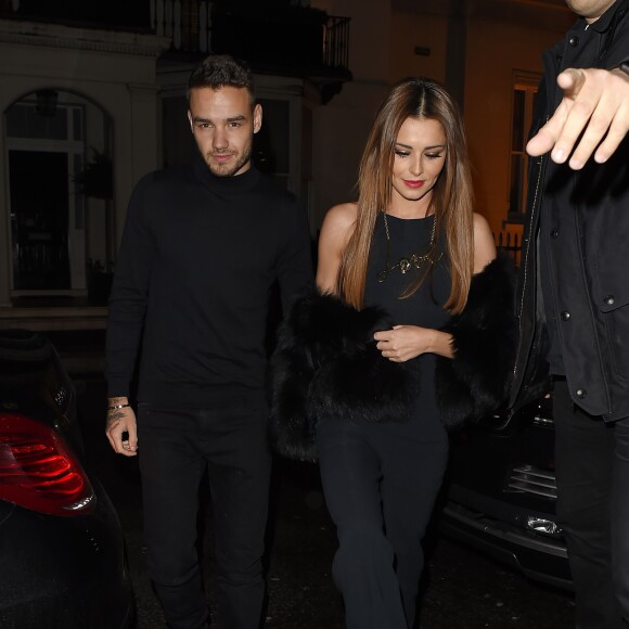 Cheryl Cole (ex Fernandez-Versini) et son nouveau compagnon Liam Payne (One Direction) main dans la main lors de leur sortie au restaurant Salmontini à Londres, le 9 mars 2016. En compagnie de la mère de Cheryl, Joan Callaghan, et d'amis proches, ils ont fêté l'anniversaire de Lily England, l'assistante de Cheryl, qui vient d'avoir 30 ans. Le couple est arrivé vers 20h30, et est reparti vers 1h30 du matin.