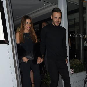 Cheryl Cole (ex Fernandez-Versini) et son nouveau compagnon Liam Payne (One Direction) main dans la main lors de leur sortie au restaurant Salmontini à Londres, le 9 mars 2016. En compagnie de la mère de Cheryl, Joan Callaghan, et d'amis proches, ils ont fêté l'anniversaire de Lily England, l'assistante de Cheryl, qui vient d'avoir 30 ans. Le couple est arrivé vers 20h30, et est reparti vers 1h30 du matin.