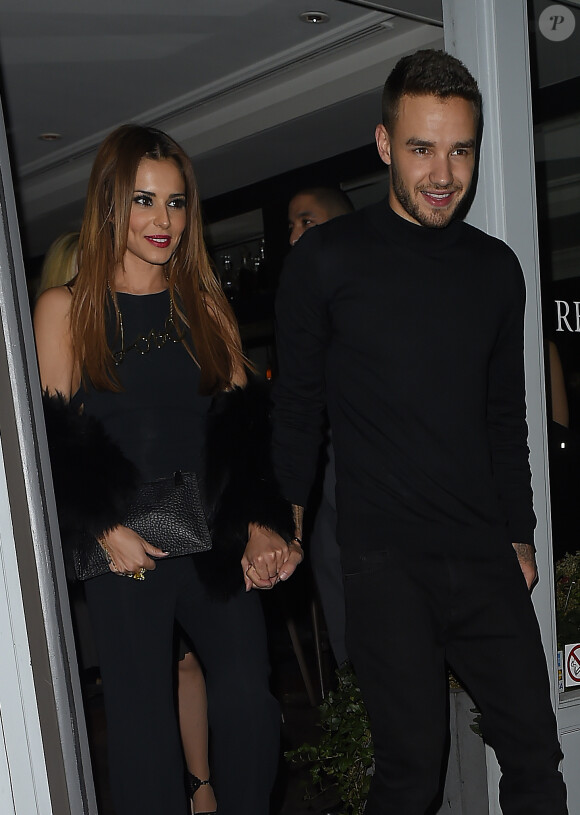 Cheryl Cole (ex Fernandez-Versini) et son nouveau compagnon Liam Payne (One Direction) main dans la main lors de leur sortie au restaurant Salmontini à Londres, le 9 mars 2016. En compagnie de la mère de Cheryl, Joan Callaghan, et d'amis proches, ils ont fêté l'anniversaire de Lily England, l'assistante de Cheryl, qui vient d'avoir 30 ans. Le couple est arrivé vers 20h30, et est reparti vers 1h30 du matin.