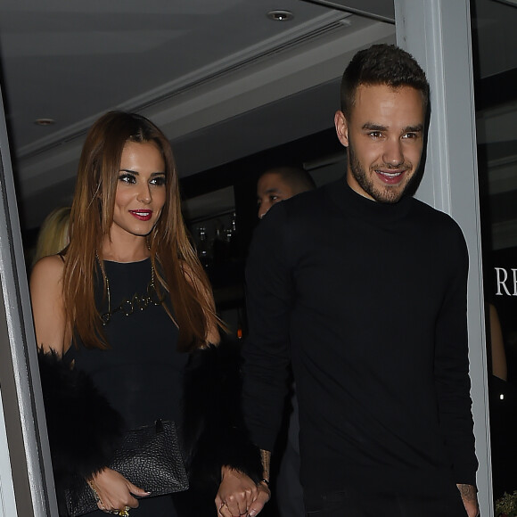 Cheryl Cole (ex Fernandez-Versini) et son nouveau compagnon Liam Payne (One Direction) main dans la main lors de leur sortie au restaurant Salmontini à Londres, le 9 mars 2016. En compagnie de la mère de Cheryl, Joan Callaghan, et d'amis proches, ils ont fêté l'anniversaire de Lily England, l'assistante de Cheryl, qui vient d'avoir 30 ans. Le couple est arrivé vers 20h30, et est reparti vers 1h30 du matin.