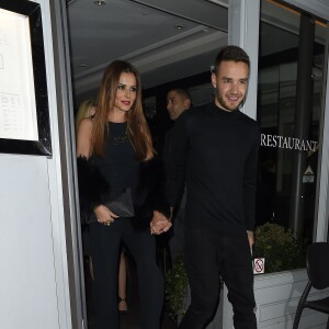 Cheryl Cole (ex Fernandez-Versini) et son nouveau compagnon Liam Payne (One Direction) main dans la main lors de leur sortie au restaurant Salmontini à Londres, le 9 mars 2016. En compagnie de la mère de Cheryl, Joan Callaghan, et d'amis proches, ils ont fêté l'anniversaire de Lily England, l'assistante de Cheryl, qui vient d'avoir 30 ans. Le couple est arrivé vers 20h30, et est reparti vers 1h30 du matin.