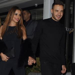 Cheryl Cole (ex Fernandez-Versini) et son nouveau compagnon Liam Payne (One Direction) main dans la main lors de leur sortie au restaurant Salmontini à Londres, le 9 mars 2016. En compagnie de la mère de Cheryl, Joan Callaghan, et d'amis proches, ils ont fêté l'anniversaire de Lily England, l'assistante de Cheryl, qui vient d'avoir 30 ans. Le couple est arrivé vers 20h30, et est reparti vers 1h30 du matin.