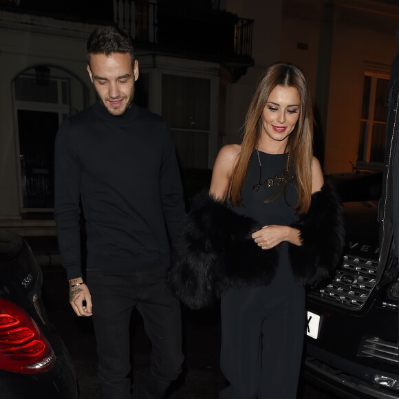 Cheryl Cole (ex Fernandez-Versini) et son nouveau compagnon Liam Payne (One Direction) main dans la main lors de leur sortie au restaurant Salmontini à Londres, le 9 mars 2016. En compagnie de la mère de Cheryl, Joan Callaghan, et d'amis proches, ils ont fêté l'anniversaire de Lily England, l'assistante de Cheryl, qui vient d'avoir 30 ans. Le couple est arrivé vers 20h30, et est reparti vers 1h30 du matin.